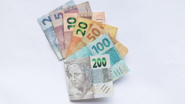 Notas de real em leque sobre fundo branco
