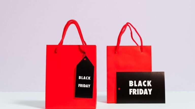 Sacolas de compras vermelhas com etiqueta de Black Friday