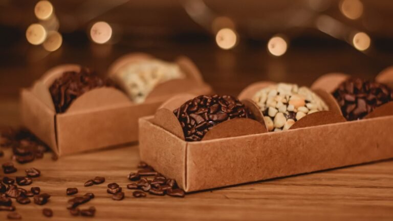 Brigadeiros gourmet em caixinhas de papel kraft prontos para vender