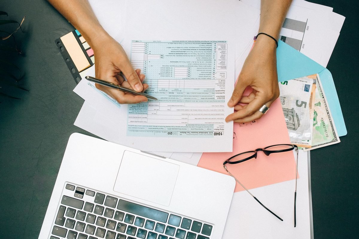 Separe informes de rendimento e recibos antes de corrigir a declaração