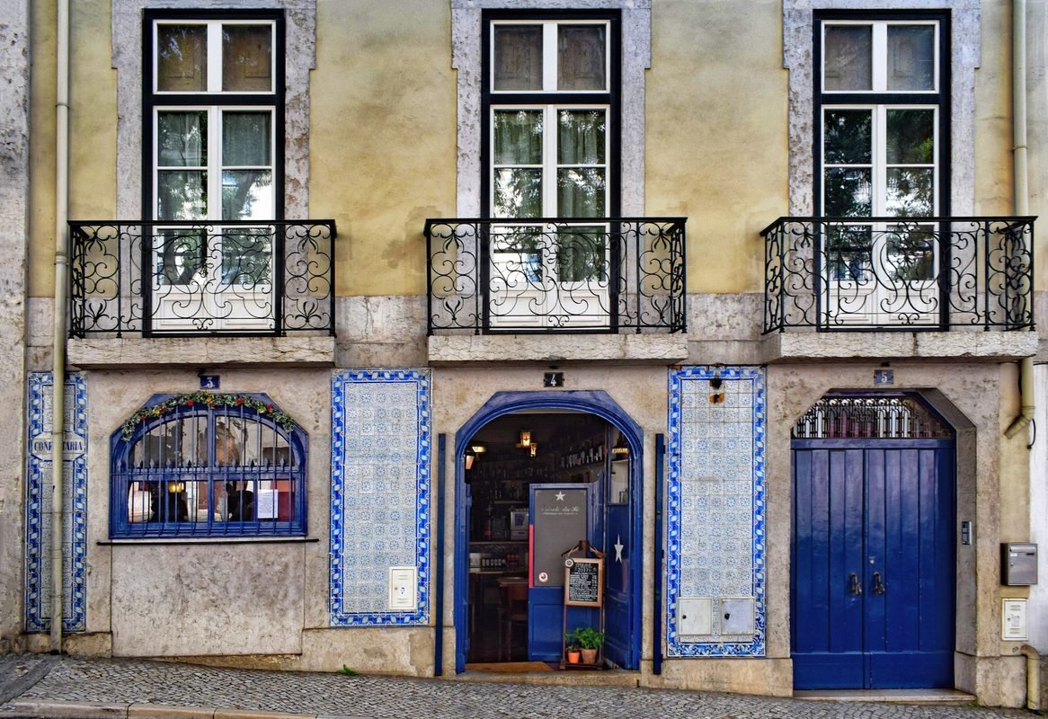 Fachada com azulejos em Lisboa: em 2026, o preço médio das casas compradas com estes apoios rondou os 200 mil euros