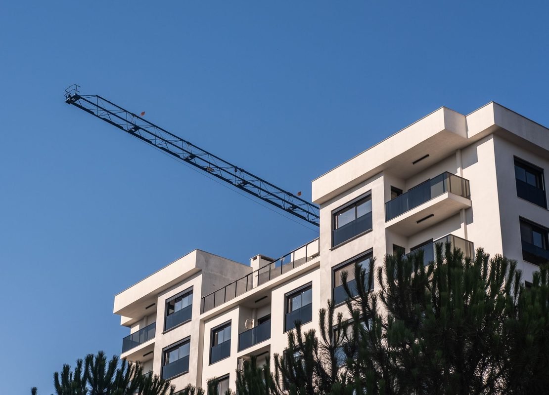 Prédio novo em construção: o Orçamento para 2027 também propõe IVA de 6% na construção de habitação