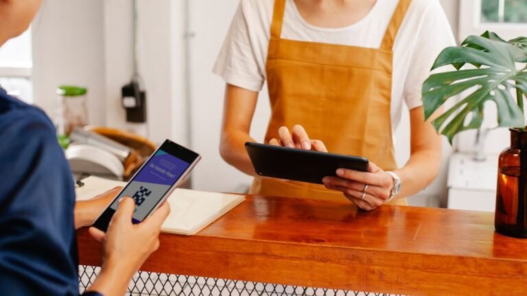 Pessoa organizando o caixa de um pequeno negócio com o celular