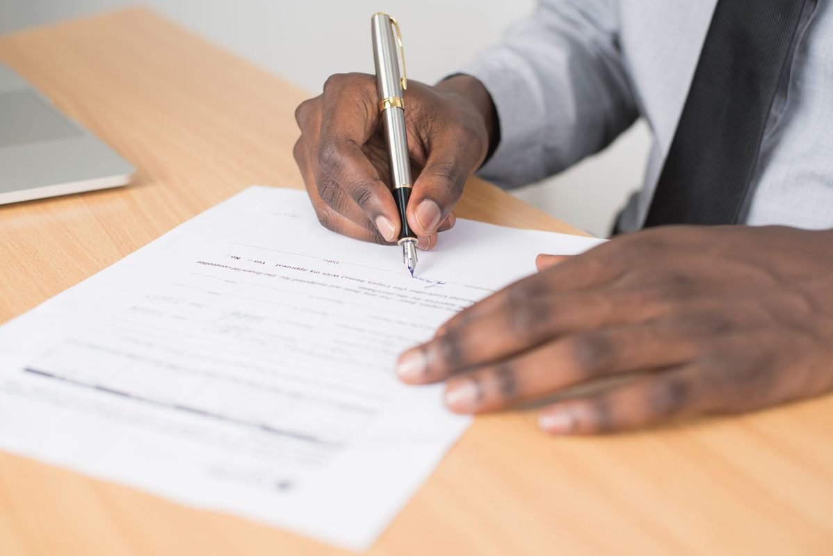 Leia o contrato e confira o CET antes de assinar