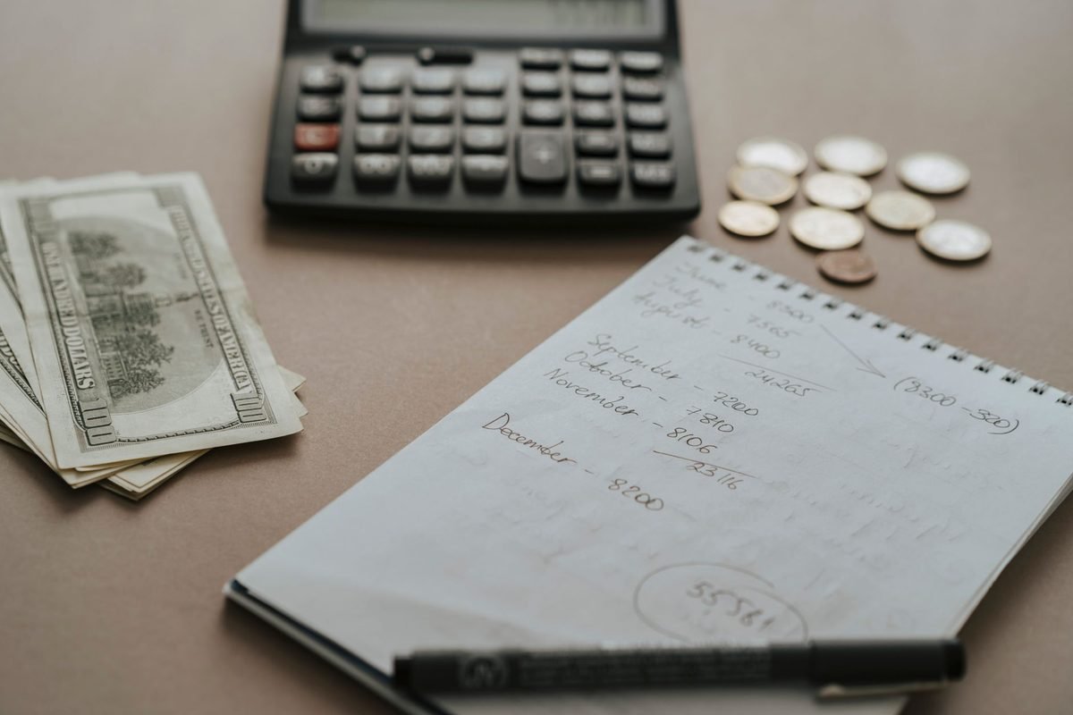 A atualização dos escalões e a descida das taxas reduzem o IRS de quase todos os escalões