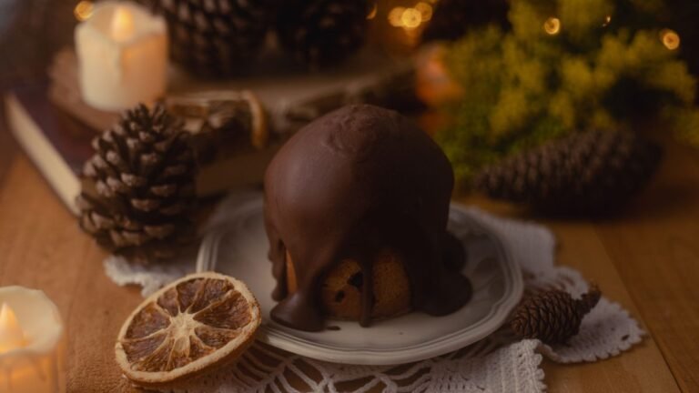 Doce coberto de chocolate em mesa decorada para o Natal