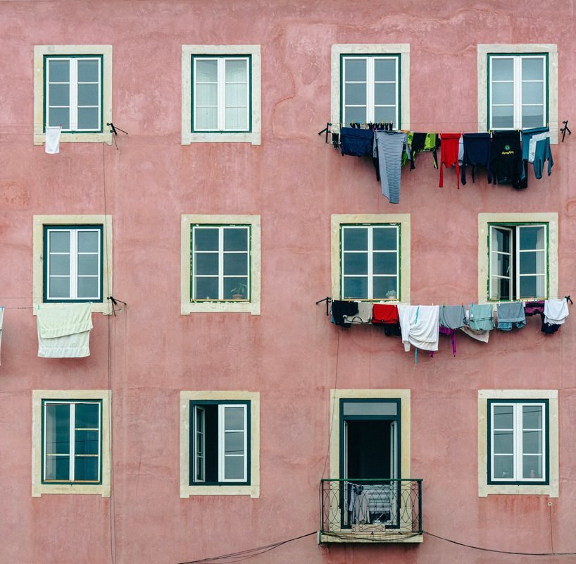Prédio em Lisboa: na capital, o aluguel mediano de um apartamento pequeno já passa do salário mínimo líquido