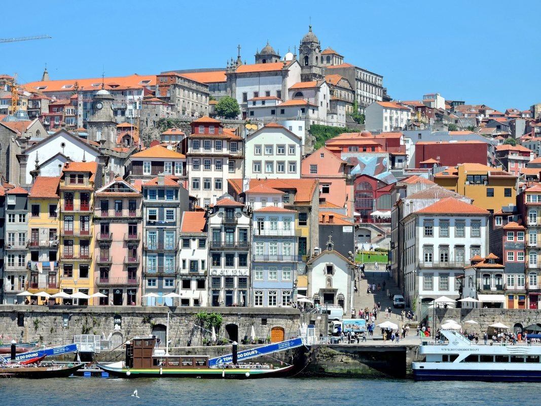 Casas à beira do rio Douro, no Porto, a segunda maior cidade de Portugal