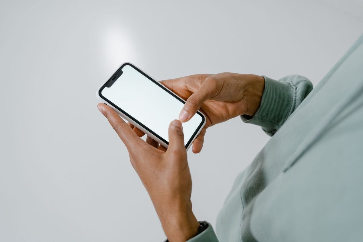 Revise quais aplicativos e dados a Siri pode acessar nos ajustes do iPhone